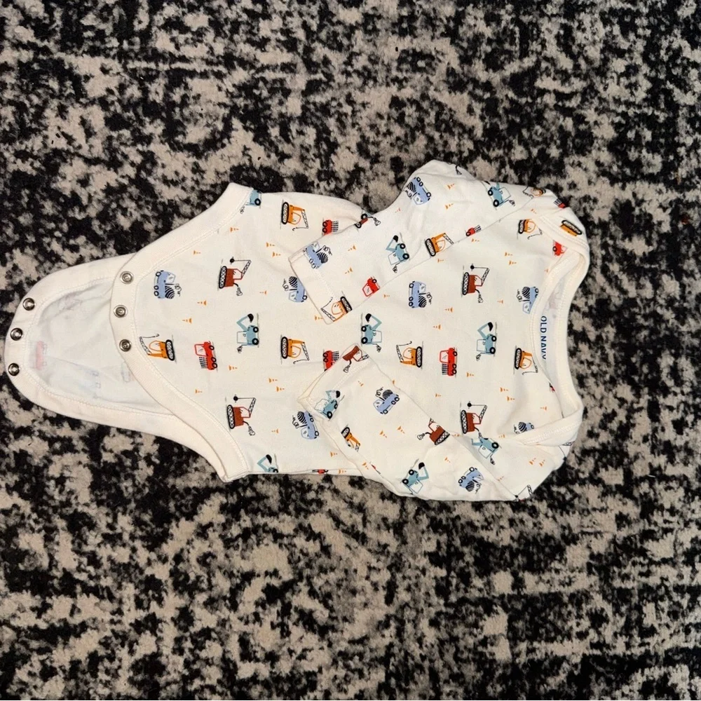 ☀️FREE WHEN BUNDELED Old Navy Cream Bodysuit with Colorful Vehicle Print